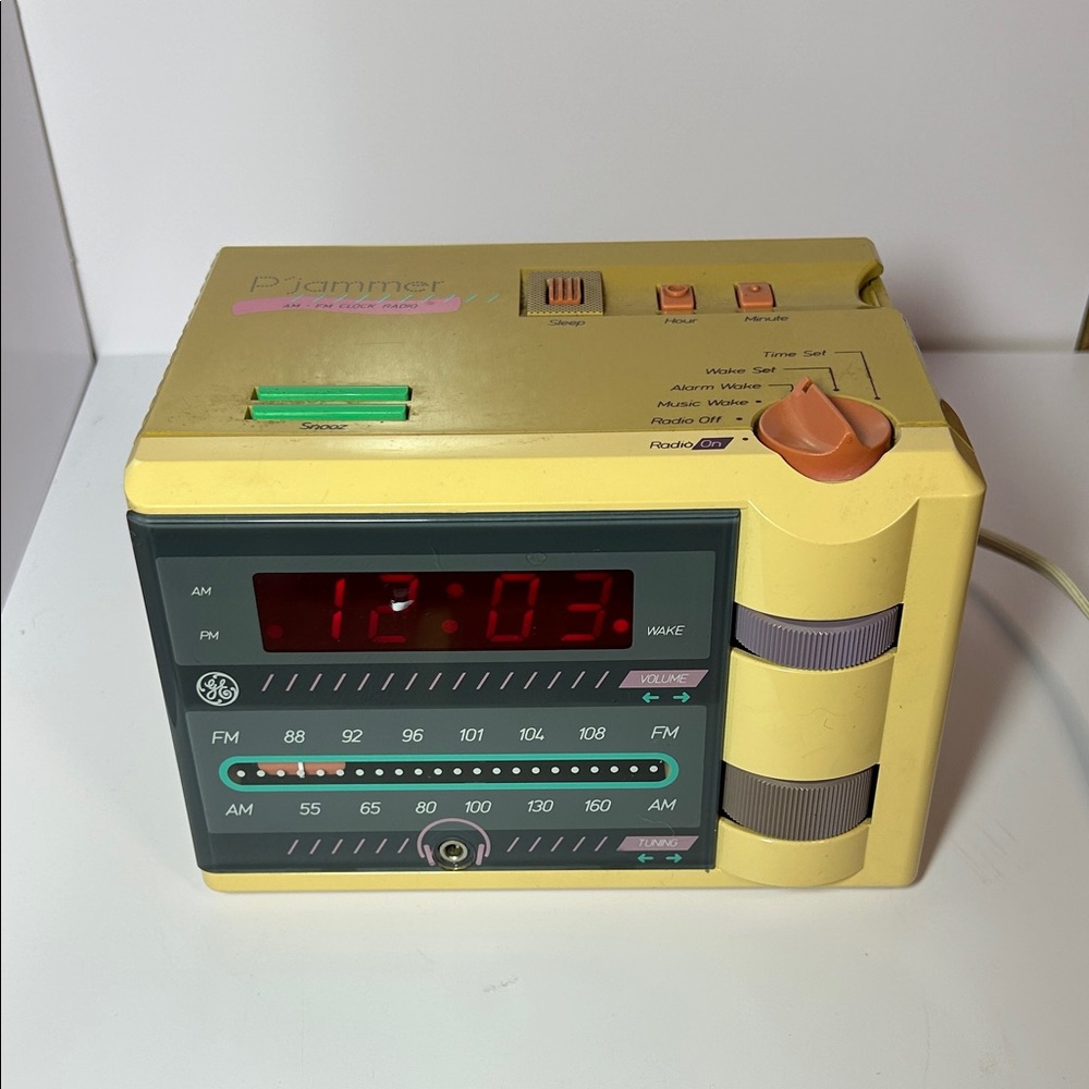 P'Jammer Alarm Clock Radio GE 7-4607WHB Pjammer 1980’s! Missing Earbuds!